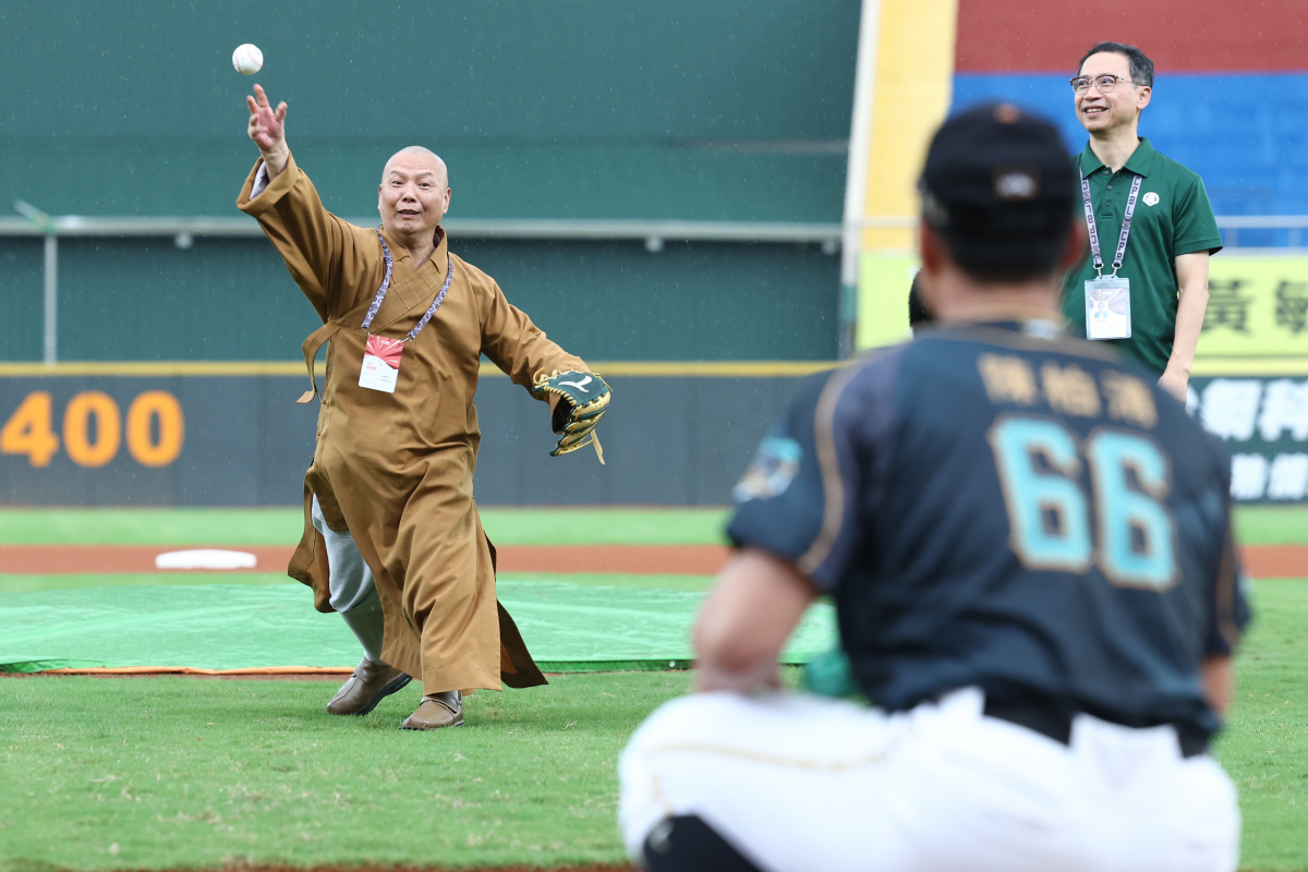 佛光山慧傳法師開創中職先例，佛系開球體現佛法與體育結合