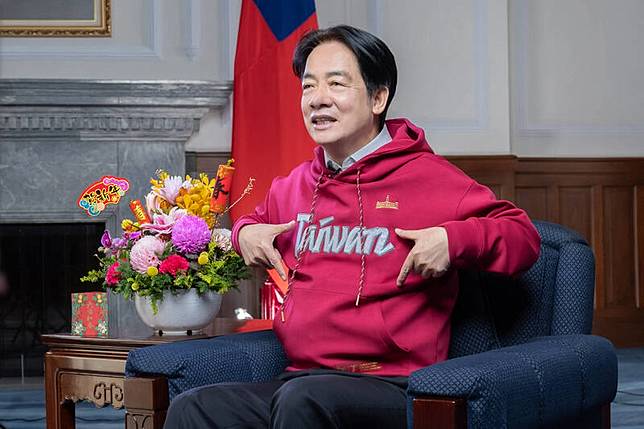 賴清德總統在小年夜談話時，身穿 Team Taiwan 紅色帽Ｔ