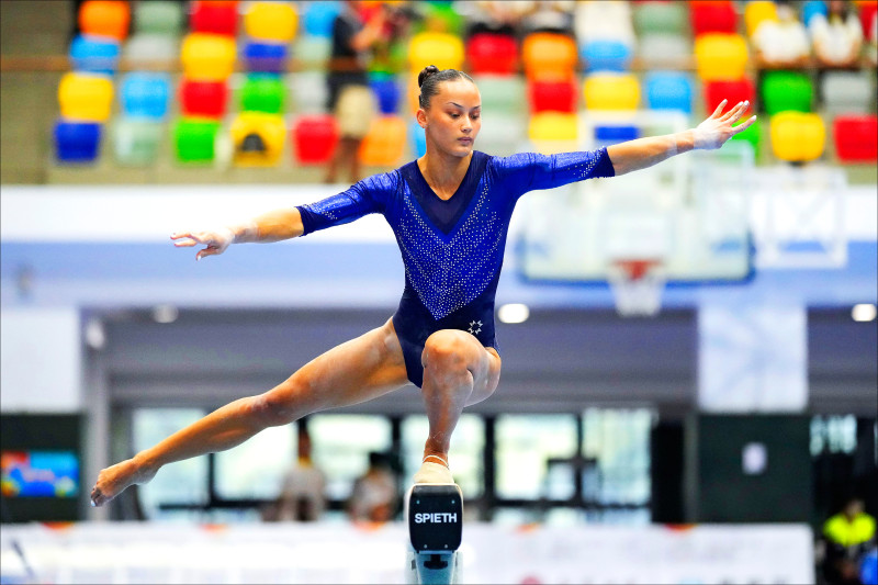 台灣體操選手陳瑞安在亞錦賽平衡木決賽中展現動作穩定與優雅