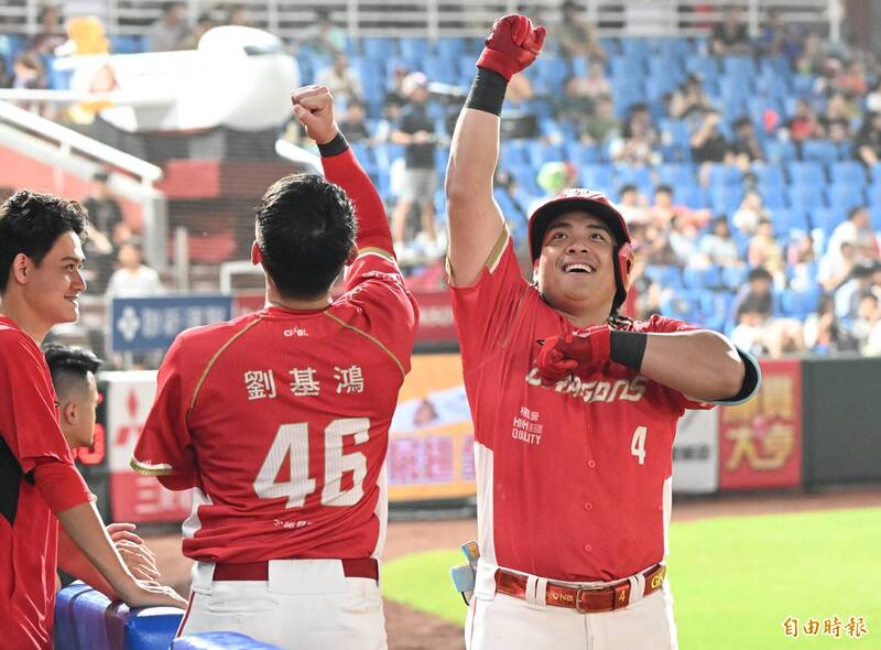 中華職棒味全龍隊球員在比賽中慶祝全壘打，球員舉手振臂歡呼，隊友們在休息區熱情迎接，現場氣氛熱烈。
