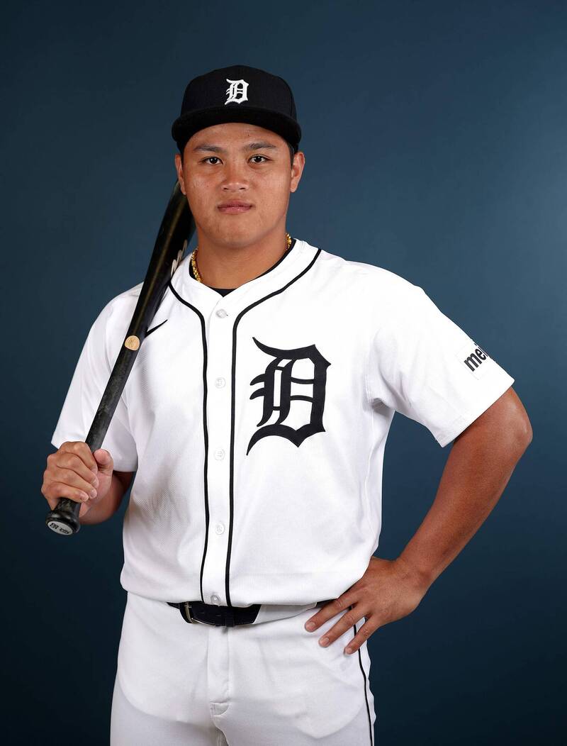 李灝宇身穿底特律老虎隊白色球衣，手持球棒站立拍照