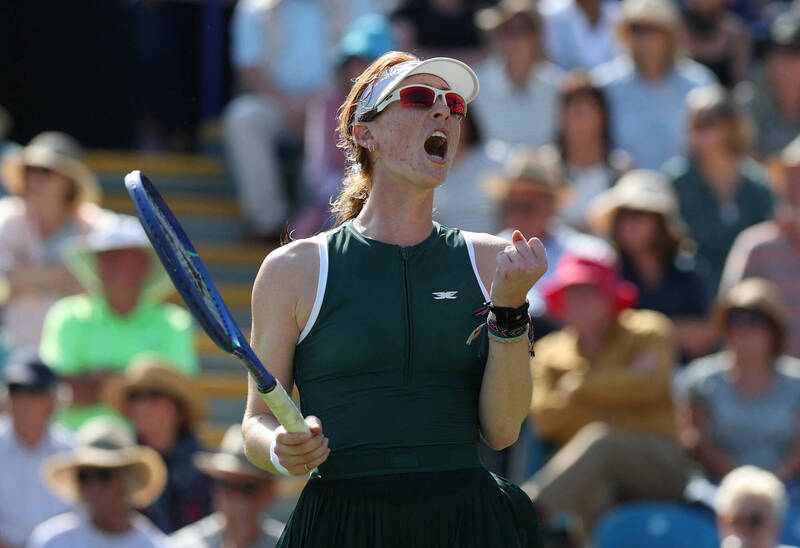 澳洲網球新星茹安（Maya Joint）在比賽中高喊振奮怒吼，舉拳慶祝關鍵得分，展現強烈鬥志。