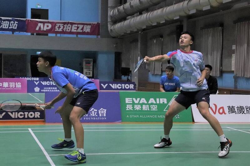 台灣羽球男雙組合賴柏佑與蔡富丞在場上比賽瞬間，展現絕佳默契與進攻姿態