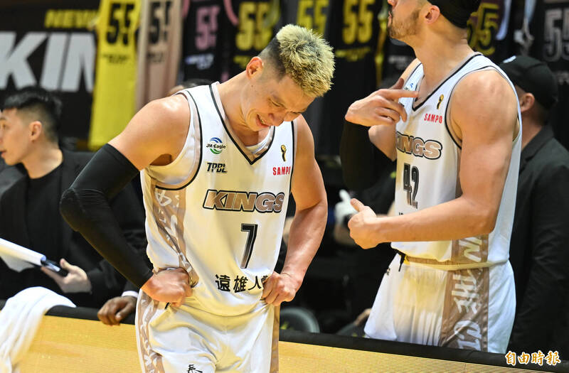 林書豪在TPBL冠軍賽第2戰提前犯滿退場，臉露無奈表情站在場邊，彰顯比賽張力與情緒起伏