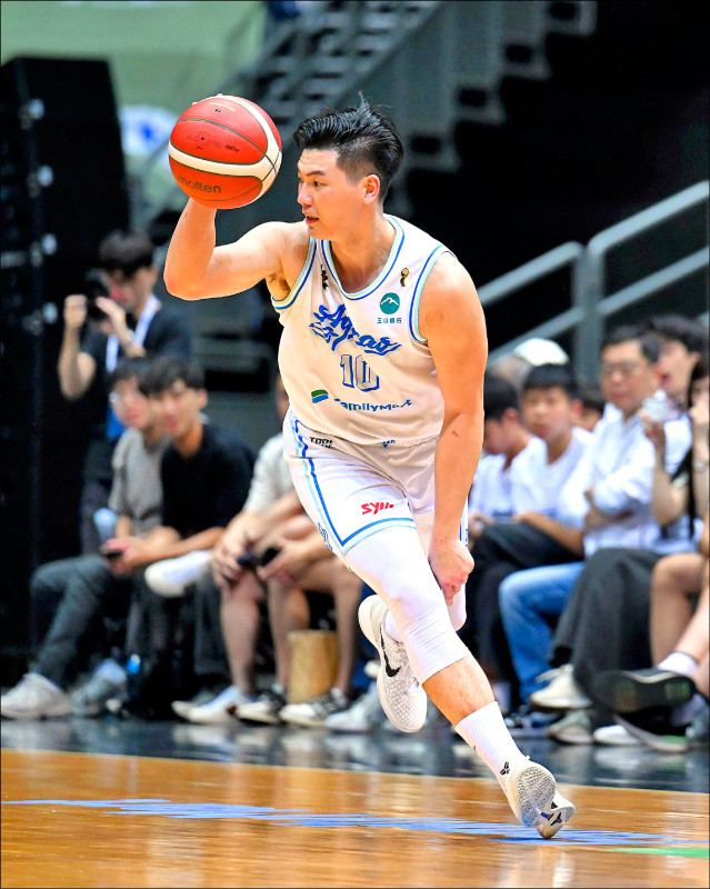 高雄海神球員胡瓏貿在TPBL總冠軍賽中持球進攻，展現專注眼神與動作。