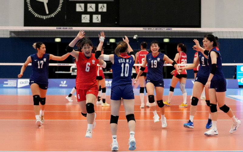 台灣女排選手在2025萊茵魯爾世大運賽場上逆轉擊敗中國後興奮慶祝勝利