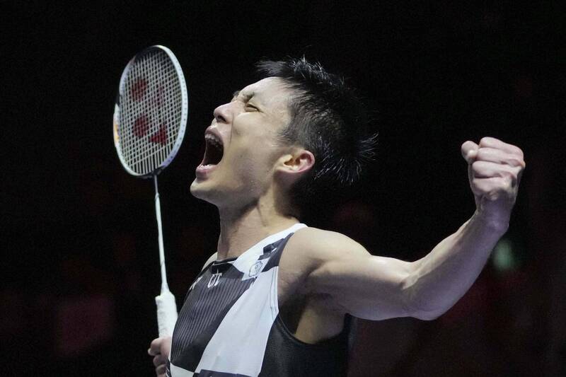 台灣羽球一哥周天成振臂高呼慶祝勝利，展現激昂鬥志與熱血情緒。