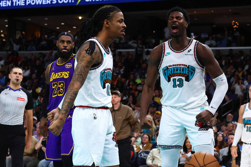 灰熊球星傑克森與莫蘭特在場上激動吶喊，展現團隊士氣，背景為湖人球星詹姆斯。