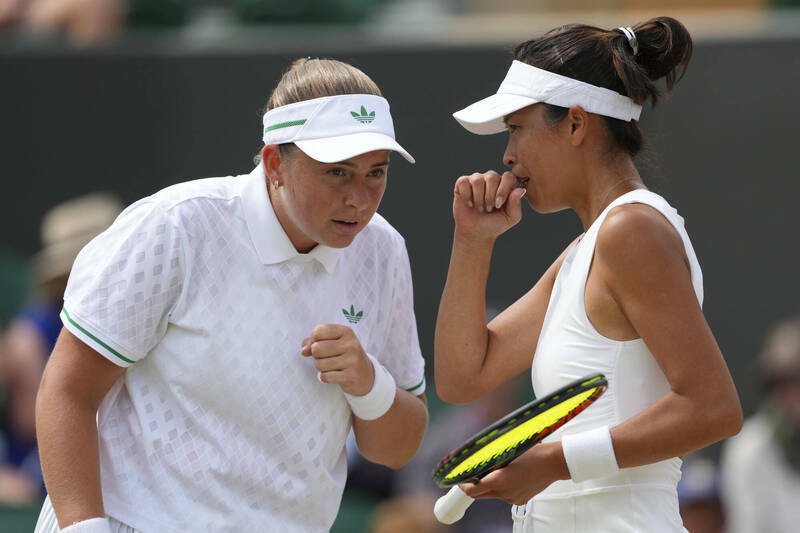 謝淑薇與奧絲塔朋科在2025溫網女雙決賽討論戰術