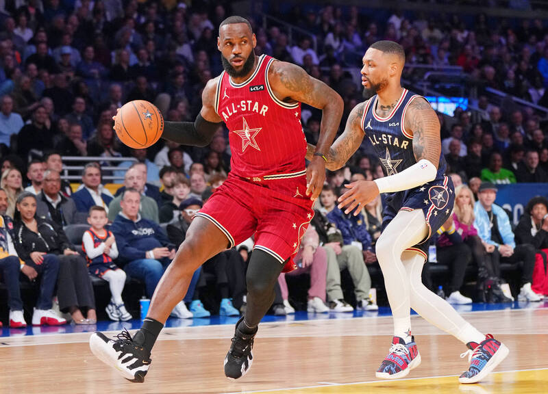 湖人球星詹姆斯與自由球員里拉德在NBA全明星賽中對位較勁，場上氣氛緊張。