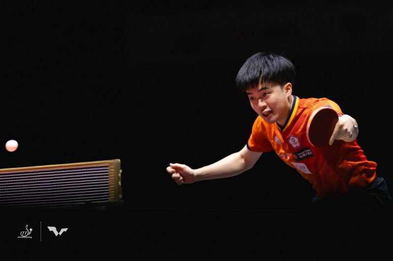 林昀儒在WTT美國大滿貫賽專注回擊球，挺進男單32強