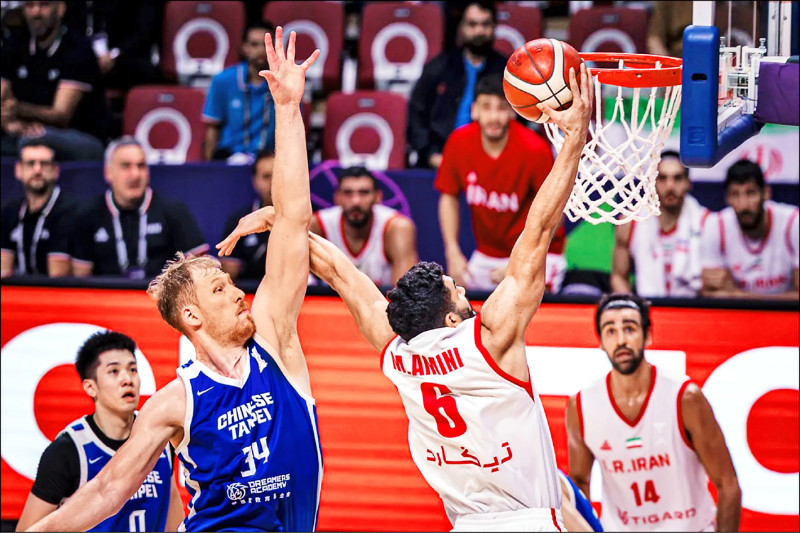 台灣隊亞洲盃籃球8強戰對伊朗，防守球員高舉雙手試圖阻擋對手上籃。
