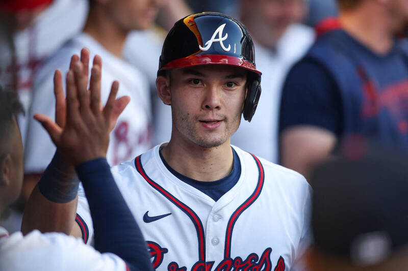 亞特蘭大勇士隊台美混血外野手比賽中與隊友擊掌慶祝