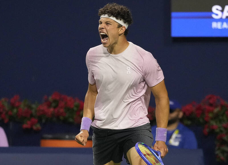 美國網球選手謝爾頓在多倫多大師賽擊敗德米納爾後振臂高呼，展現激動情緒與勝利氣勢。