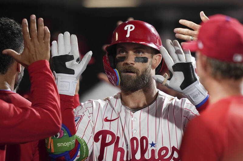 費城人球星布萊斯哈波在比賽中擊出全壘打後與隊友擊掌慶祝