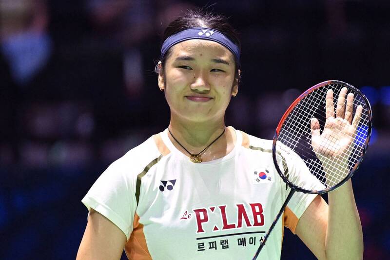 南韓羽球世界球后安洗瑩在比賽後微笑揮手致意，展現自信與親和力