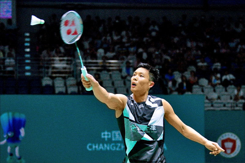 台灣羽球名將周天成在2025年世界羽球錦標賽比賽中揮拍回擊，專注展現比賽動作