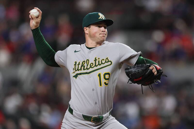 奧克蘭運動家隊終結者米森・米勒（Mason Miller）投球瞬間，身穿19號球衣，全力揮臂出手