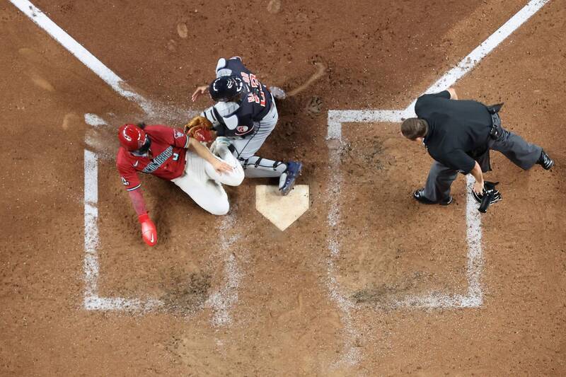 MLB比賽中，響尾蛇跑者在本壘攻防戰中被守護者捕手觸殺出局，主審近距離判決。