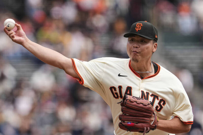 舊金山巨人隊台灣投手鄧愷威在MLB比賽中專注投球瞬間