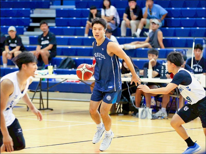 富邦勇士新援林俊佑在熱身賽中運球推進，展現後場進攻組織能力