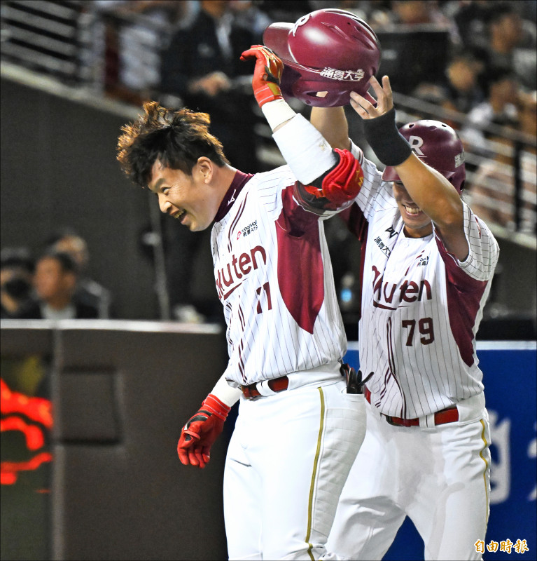 樂天桃猿林泓育轟出逆轉3分砲後與隊友慶祝