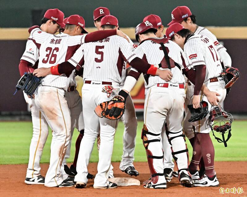 樂天桃猿球員賽中集結團隊激勵，展現堅強團結精神。