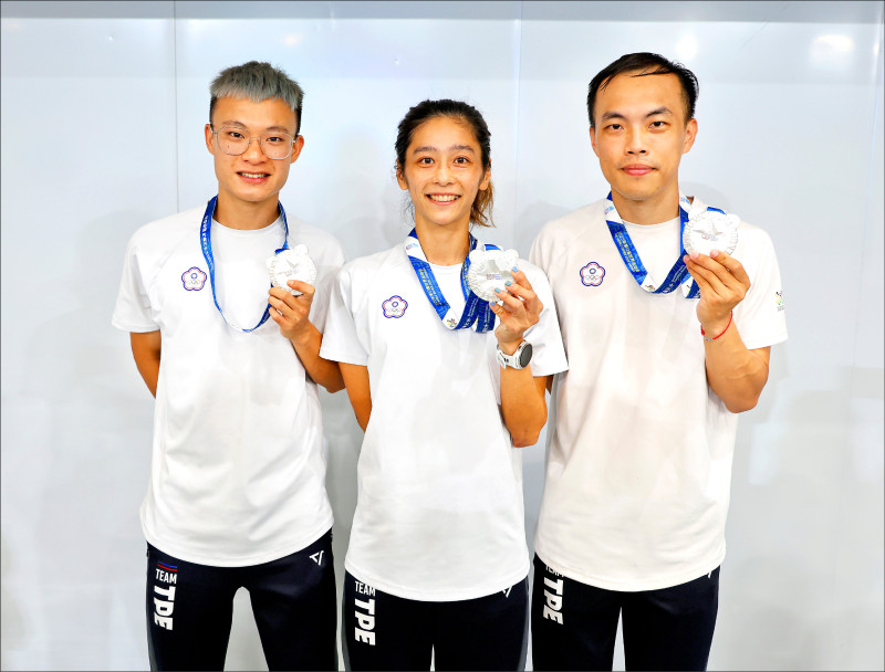 台灣滑輪運動選手郭立陽、劉懿萱、趙祖政在2025成都世界運動會獲得銀牌，三人手持獎牌合影，展現自豪笑容。