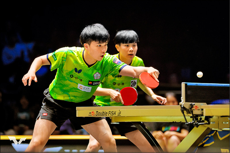 台灣桌球女雙選手比賽中專注回擊，展現默契與速度感