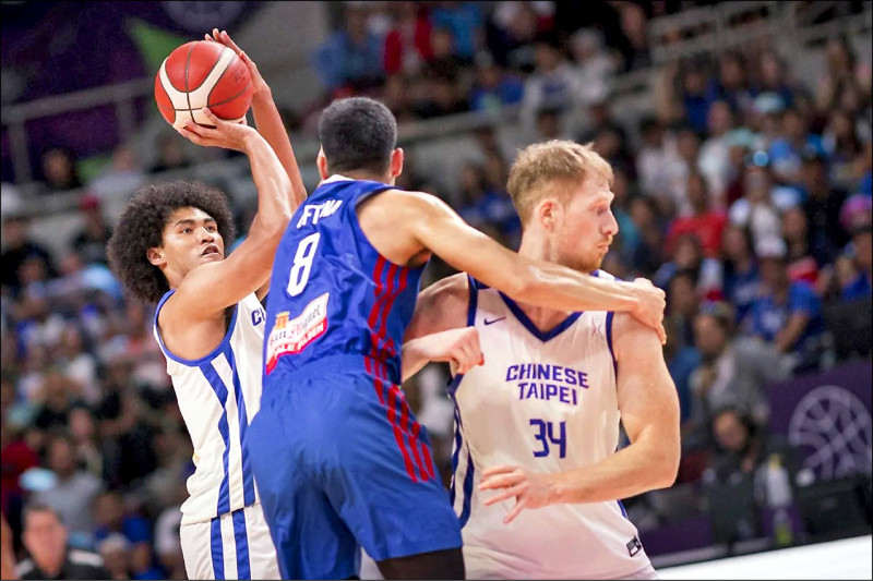 台灣男籃賀博持球進攻，對戰菲律賓亞洲盃小組賽賽況激烈