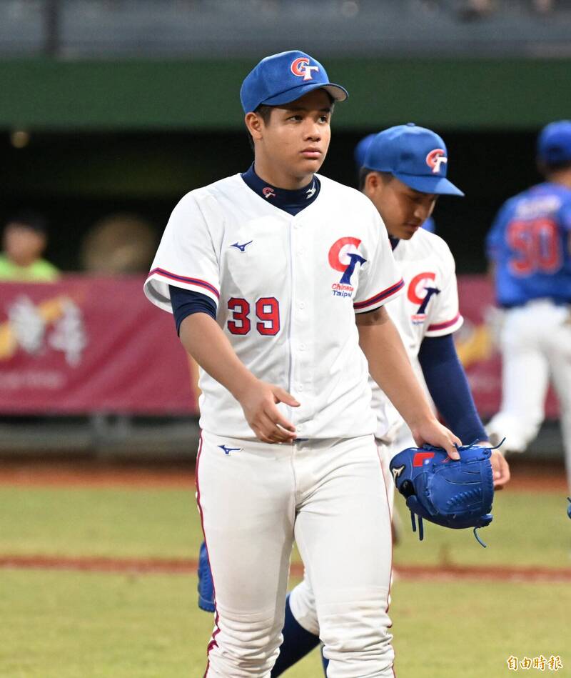 U15亞洲盃中華隊投手胡冠威身穿39號球衣在場上專注準備