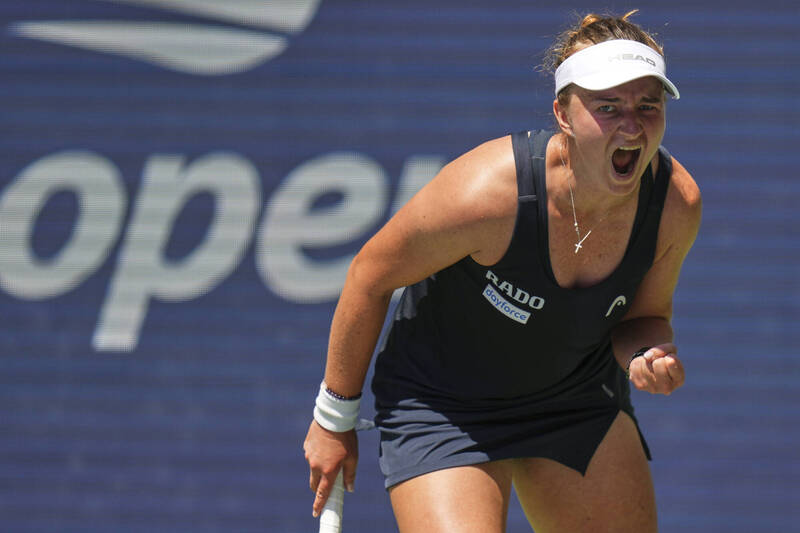 捷克名將克雷琪可娃在2025年美國網球公開賽首輪比賽中握拳吶喊，展現勝利氣勢