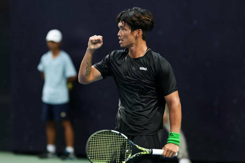 台灣網球男雙一哥何承叡在2025美國網球公開賽比賽中握拳振奮慶祝，展現自信氣勢