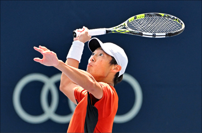 台灣網球選手曾俊欣在2025美國網球公開賽比賽中專注揮拍擊球