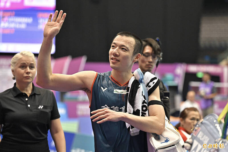 台灣羽球王子王子維於賽後向觀眾揮手致意，備戰2025全國羽球排名賽男單項目