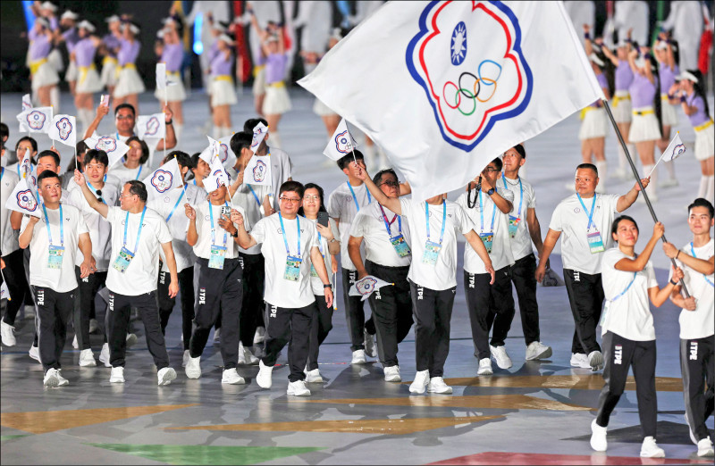 2025成都世界運動會開幕，台灣代表團高舉中華奧會會旗入場，選手們揮舞小旗展現士氣。