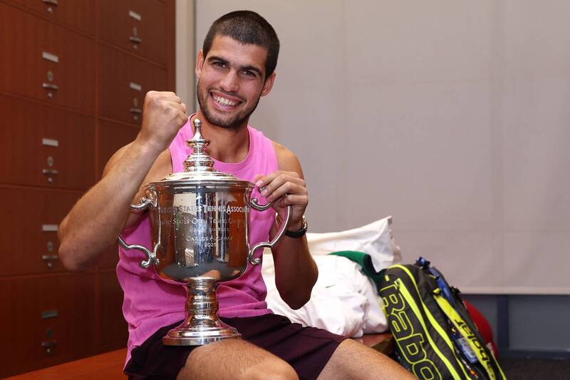 西班牙新星艾卡拉茲高舉美網男單冠軍獎盃，開心慶祝職業生涯第6座大滿貫