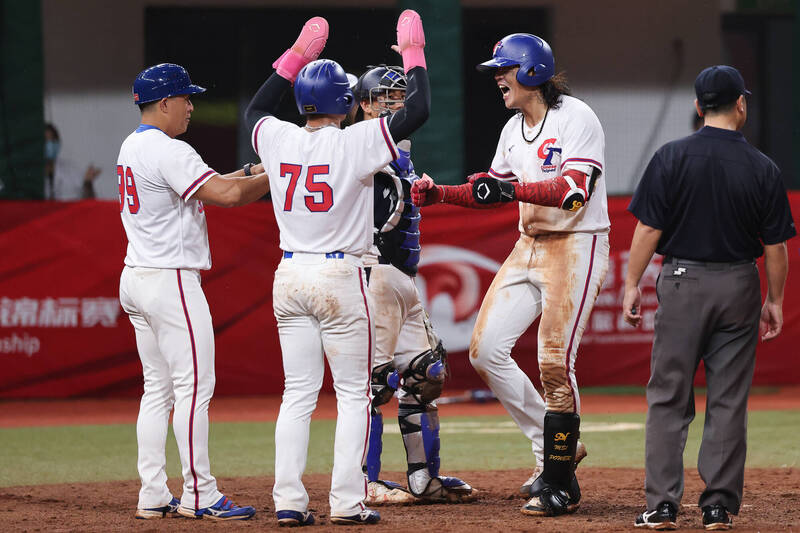 中華隊球員在亞錦賽擊敗南韓後，於本壘板熱情慶祝再見全壘打