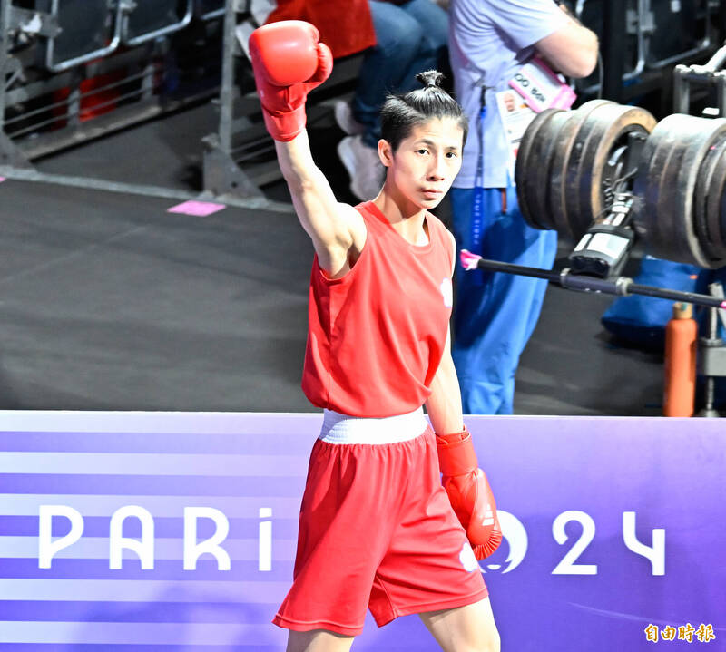 台灣拳擊名將林郁婷在2024巴黎奧運女子57公斤級比賽中高舉拳套致意，展現自信與霸氣