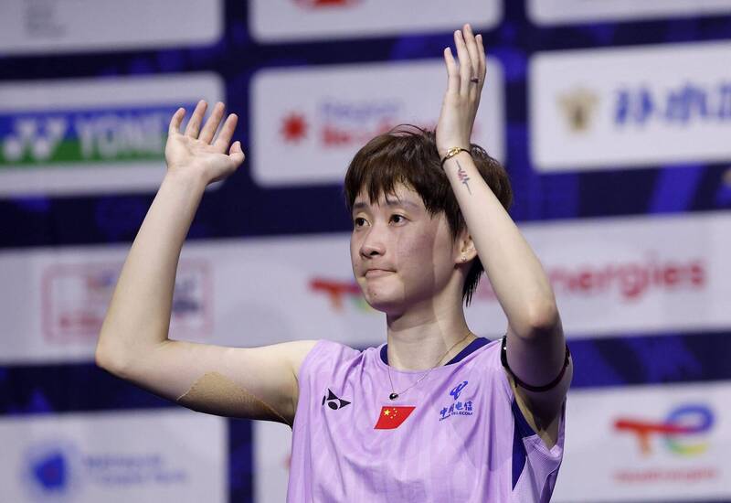 中國羽球名將陳雨菲在2025年世界羽球錦標賽女單決賽落敗後，舉手向觀眾致意，神情落淚卻展現堅毅