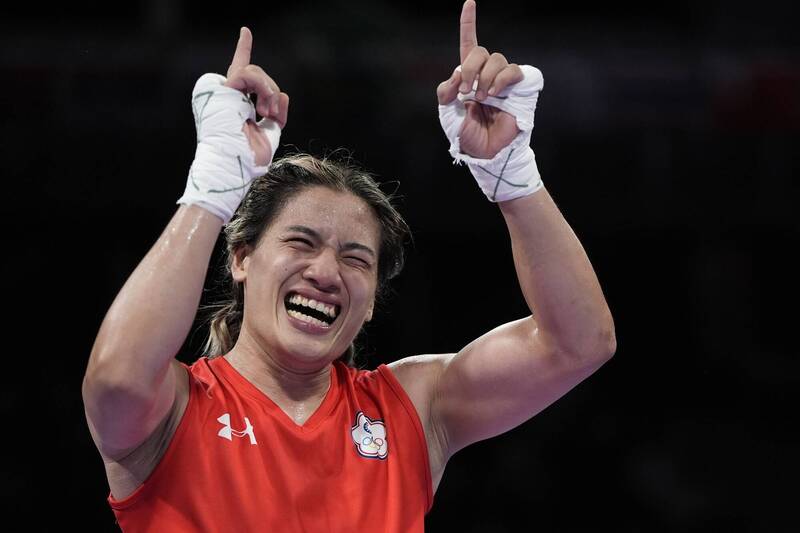 台灣女拳王陳念琴在比賽勝出後，激動舉雙手指天慶祝，臉上洋溢喜悅笑容。