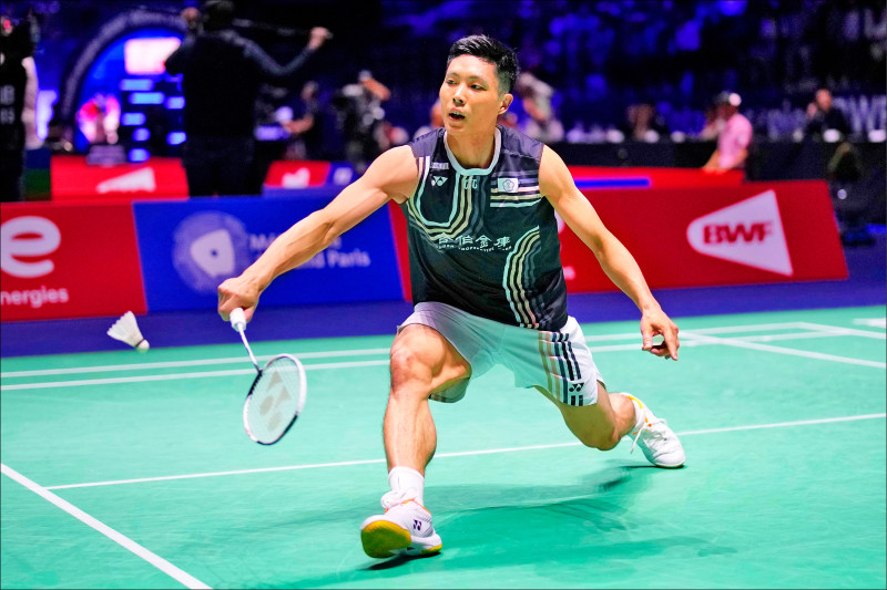台灣羽球一哥周天成在比賽中全力救球瞬間