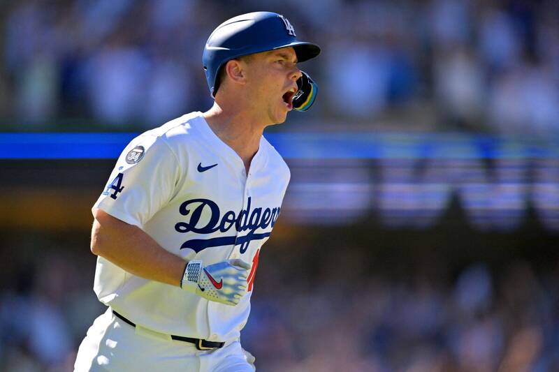 洛杉磯道奇捕手威爾・史密斯（Will Smith）振臂高喊，展現回歸後的氣勢。