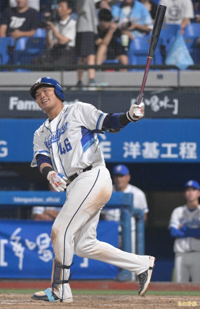 富邦悍將內野手范國宸揮棒後露出笑容,差一步完成完全打擊