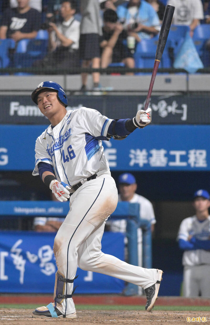 富邦悍將內野手范國宸揮棒後露出笑容，差一步完成完全打擊