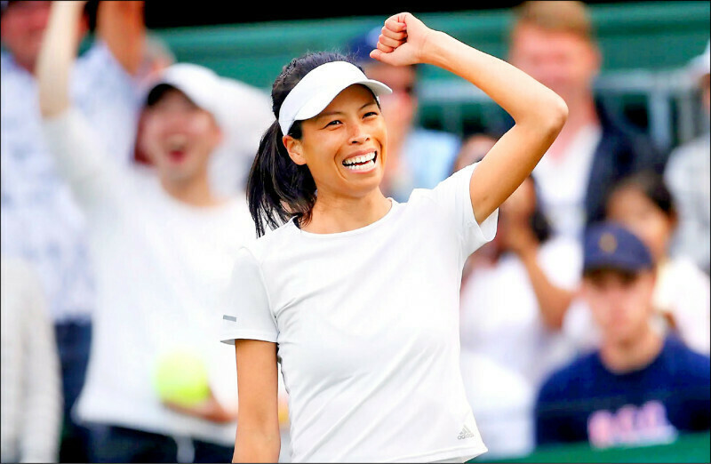 台灣網球名將謝淑薇在比賽中振臂慶祝勝利