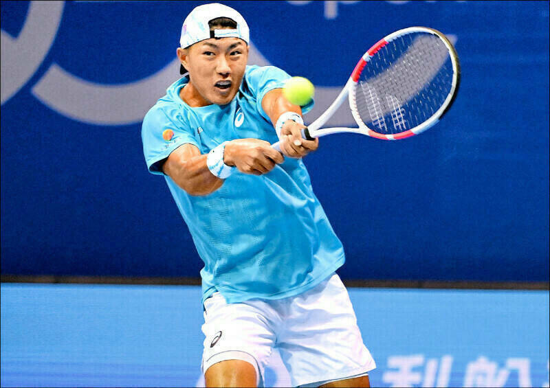 台灣網球好手許育修在比賽中正手回擊，神情專注，展現強烈鬥志。