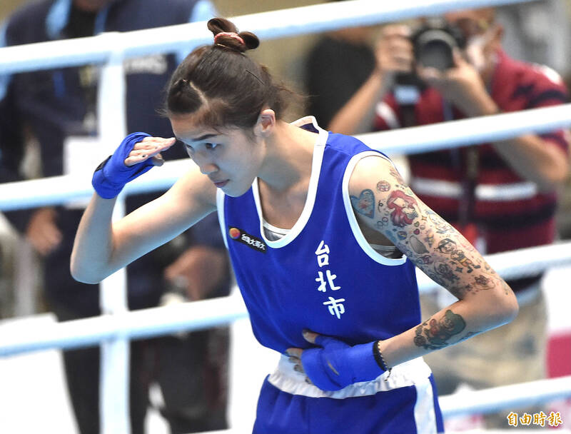 台灣拳擊女將黃筱雯在比賽場上身穿藍色拳擊服，專注迎戰對手的帥氣身影