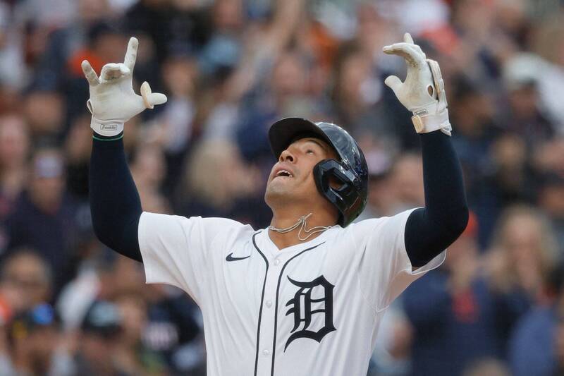 底特律老虎隊外野手瓊斯（Jahmai Jones）比賽中擊出安打後舉手慶祝。