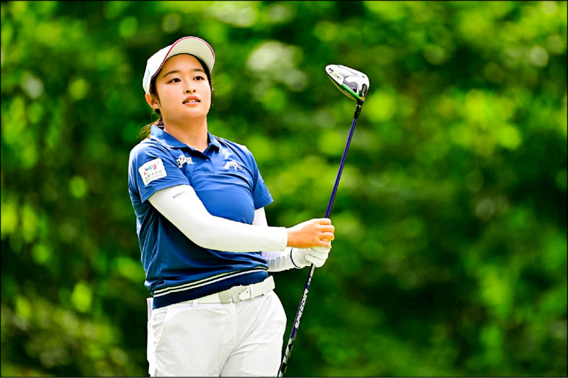 台灣女將吳佳晏在JLPGA宜得利女子賽場上揮桿專注神情，展現穩健球技